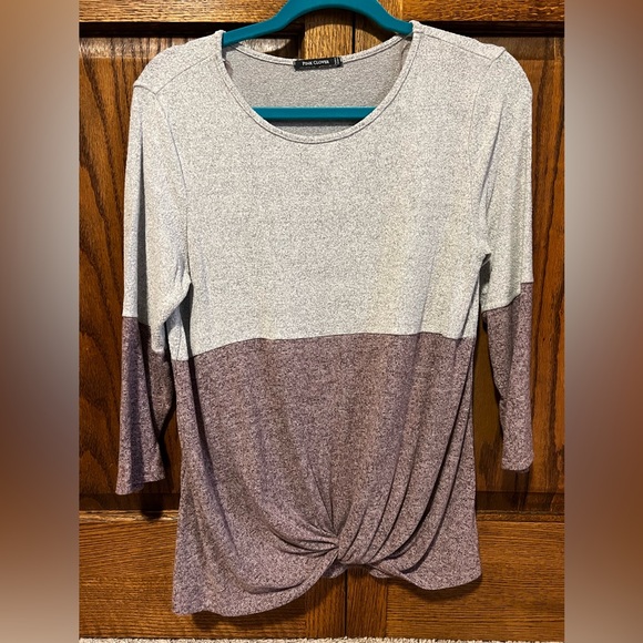 โ๏ธ4 for $10โ๏ธ Pink Clover Heathered Gray and Mauve Twist Knot Top - Picture 1 of 2